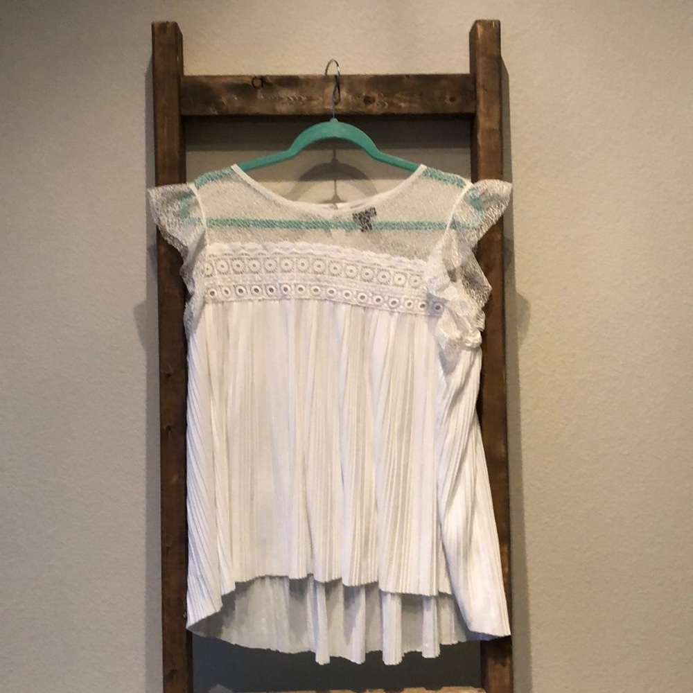 Women’s white ruffle sleeveless blouse